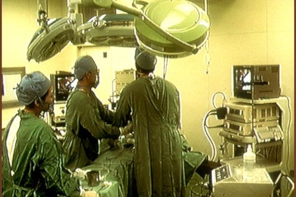 研修時代、手術室にて：右が内視鏡手術行ってる私