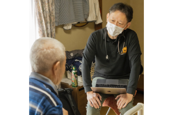 訪問診療にて患者さんと